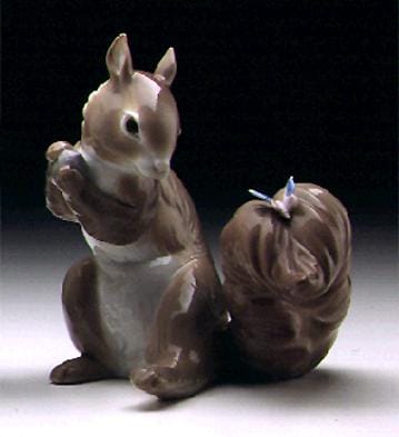 Festive Squirrel III Lladro - 01008165 - Animals Lladro Figurines