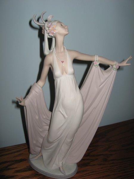 Grand Dame Lladro - 01011568 - Women Lladro Figurines & Collectibles